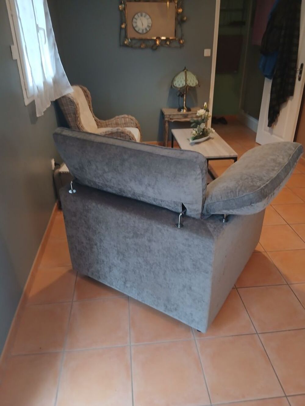 Fauteuil. Assise 65cm/65cm
Hors tout 1m/1m Meubles