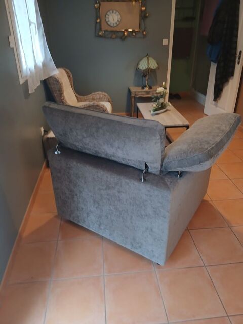 Fauteuil.    Assise 65cm/65cm
Hors tout 1m/1m 150 Béganne (56)