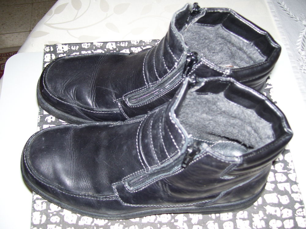Chaussures montantes fourr&eacute;es en cuir noir
Pointure 42
Chaussures
