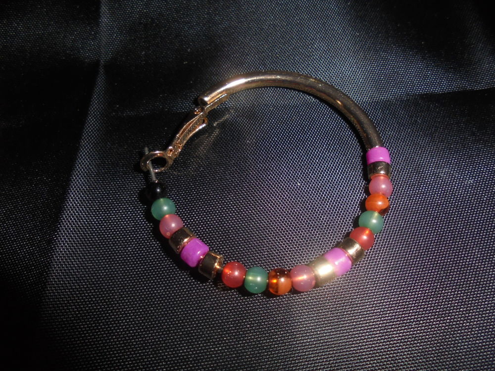 boucles d'oreilles , m&eacute;tal dor&eacute; , perles de couleur Bijoux et montres