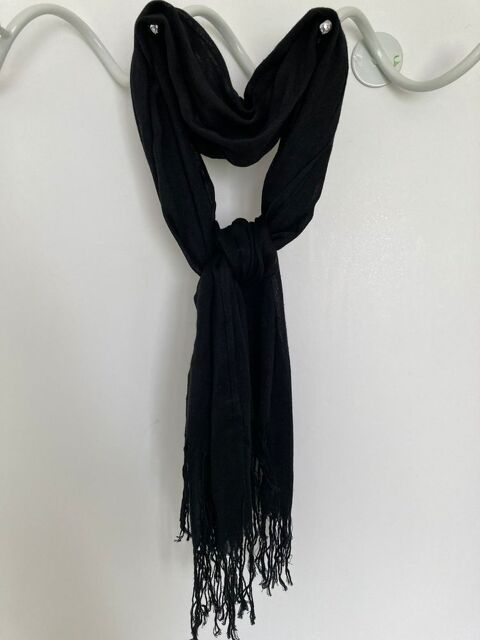 Echarpe noire � franges 10 Poitiers (86)