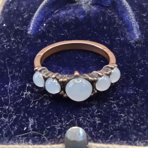 Jolie bague vintage cabochons blancs translucides Valbonne (06)