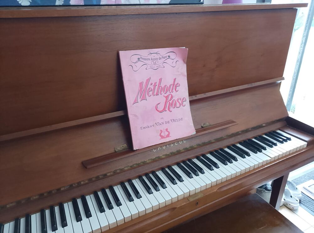 PIANO DROIT Esquerre Instruments de musique