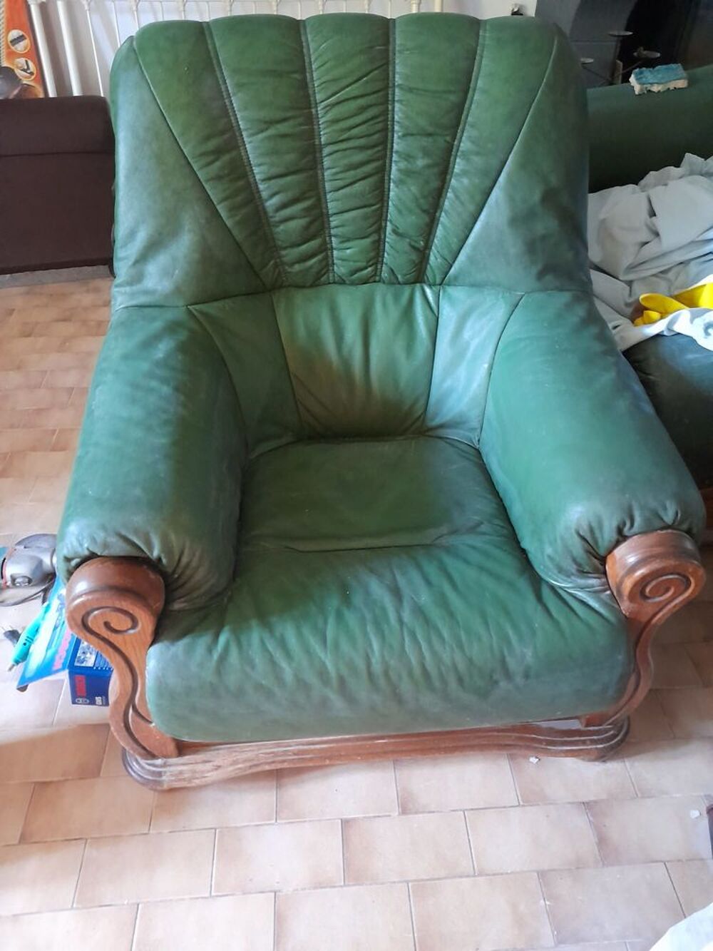 gros fauteuils vert cuir Meubles