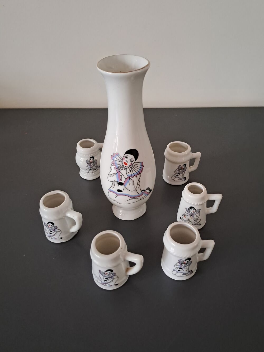 Petit vase et 6 petites chopes Pierrot claire de lune Décoration
