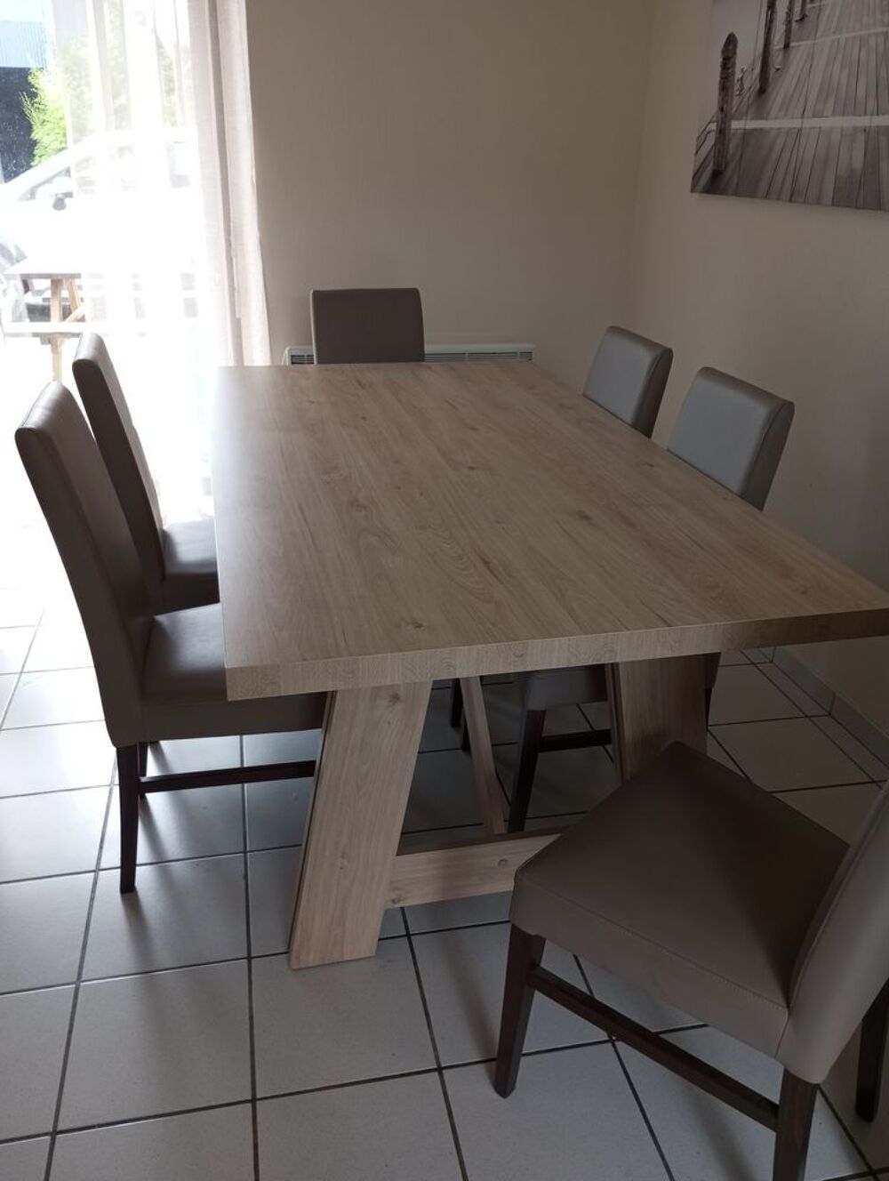 Grande table ,avec ses 6 chaises assorties Meubles