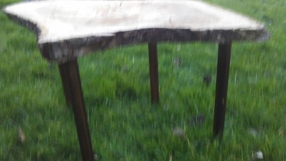 Table rustique et tabourets rustiques Décoration
