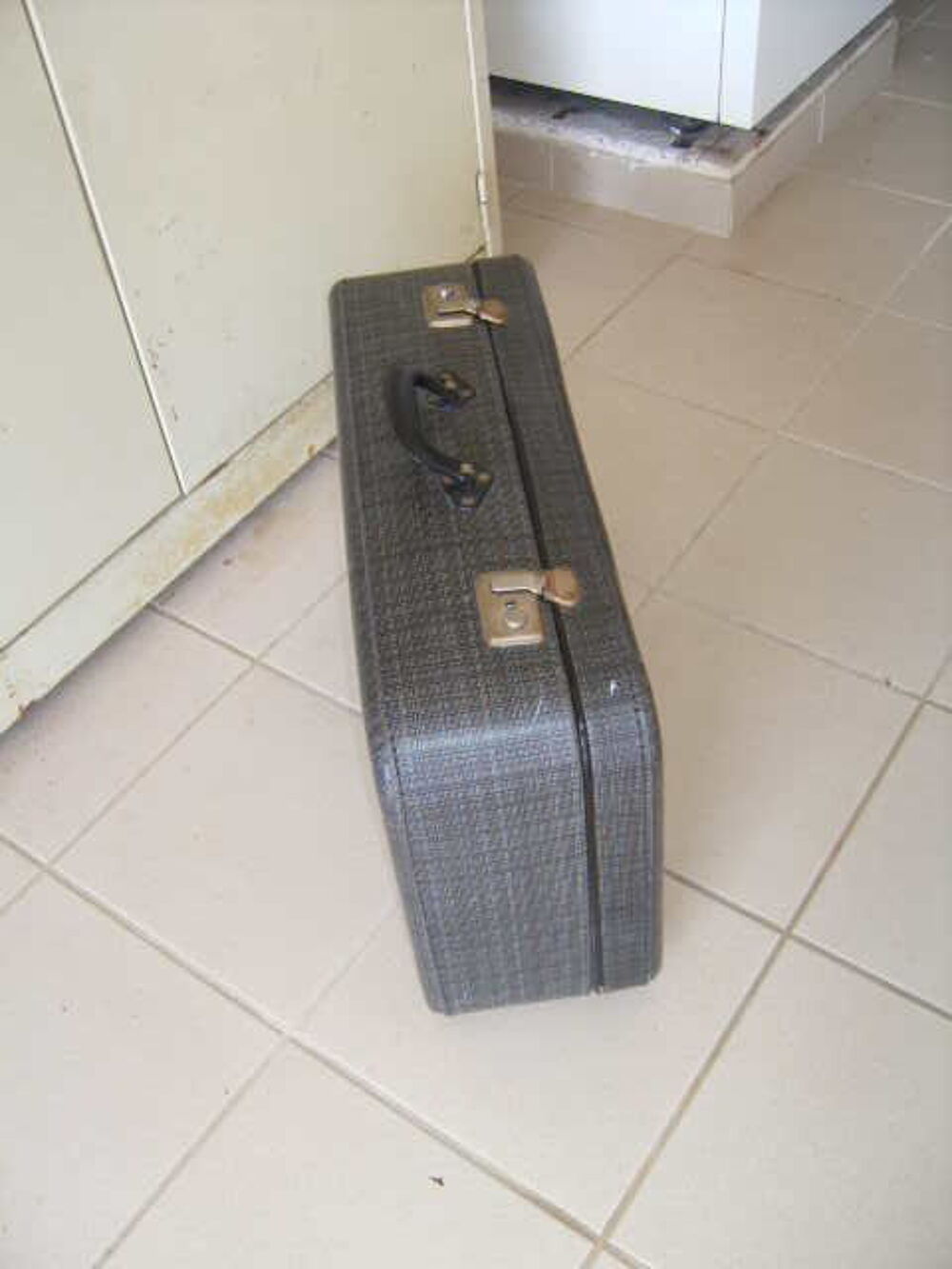 Valise vintage carton grise et d&eacute;cor l&eacute;opard Maroquinerie