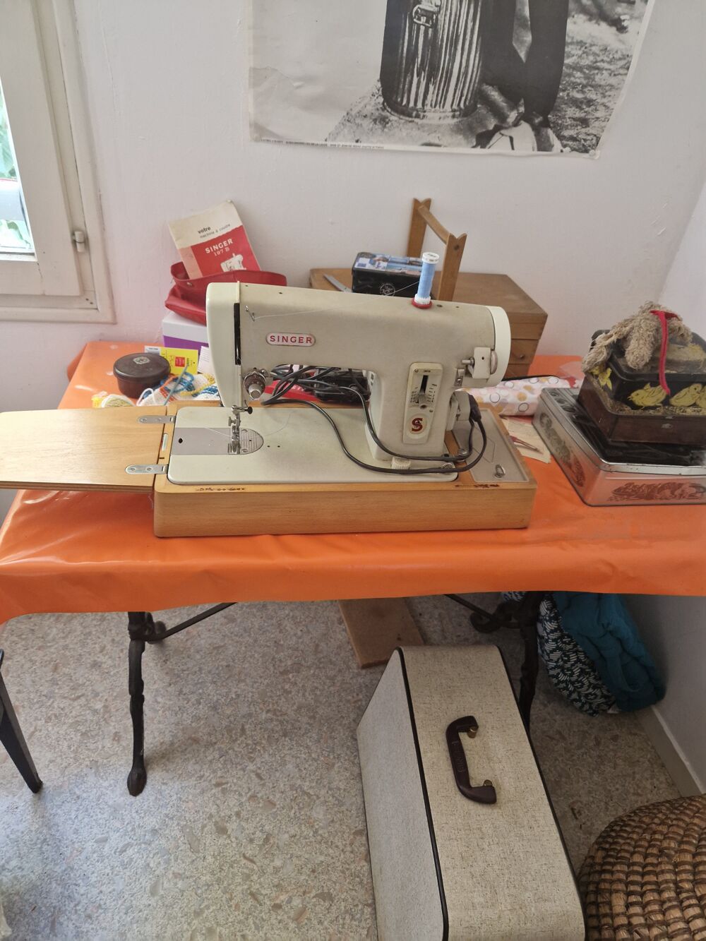 Machine &agrave; coudre portative. Electroménager