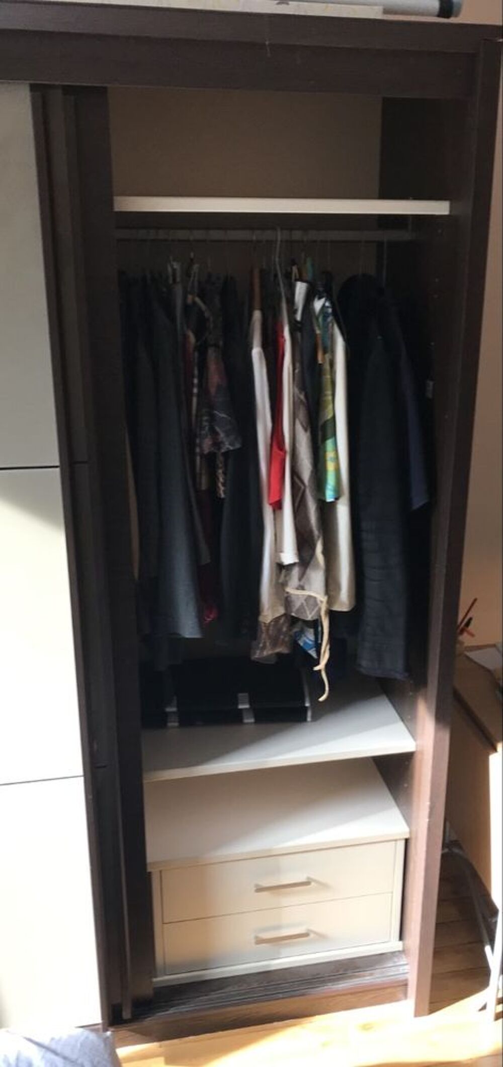 grande armoire en bois avec 3 portes coulissantes Meubles