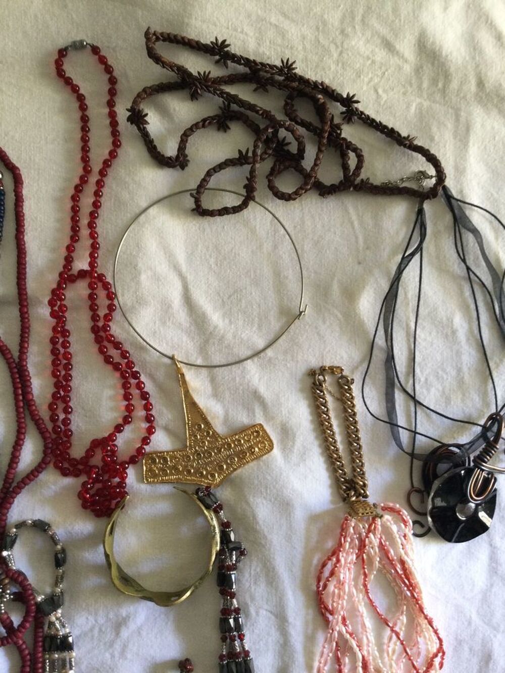 lot de divers colliers / sautoirs fantaisies Bijoux et montres