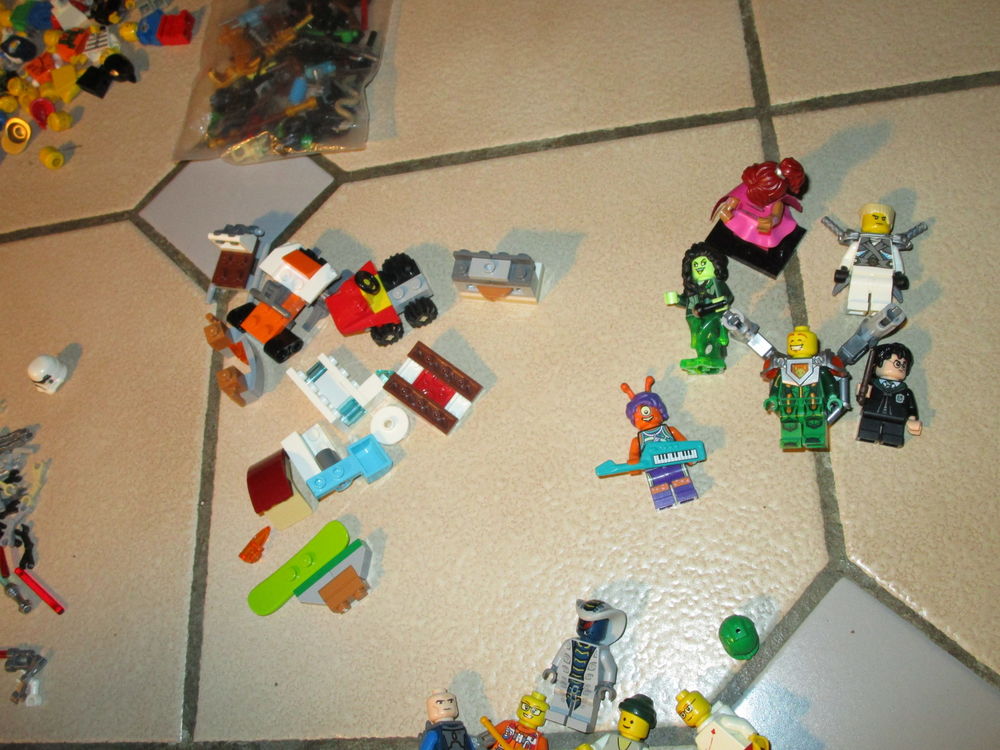 LOT LEGO FIGURINES STAR WARS + DIVERS+ ACCESSOIRES Jeux / jouets