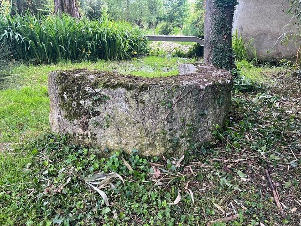 belle pierre de jardin ou parc tr&egrave;s ancienne arrondie Jardin