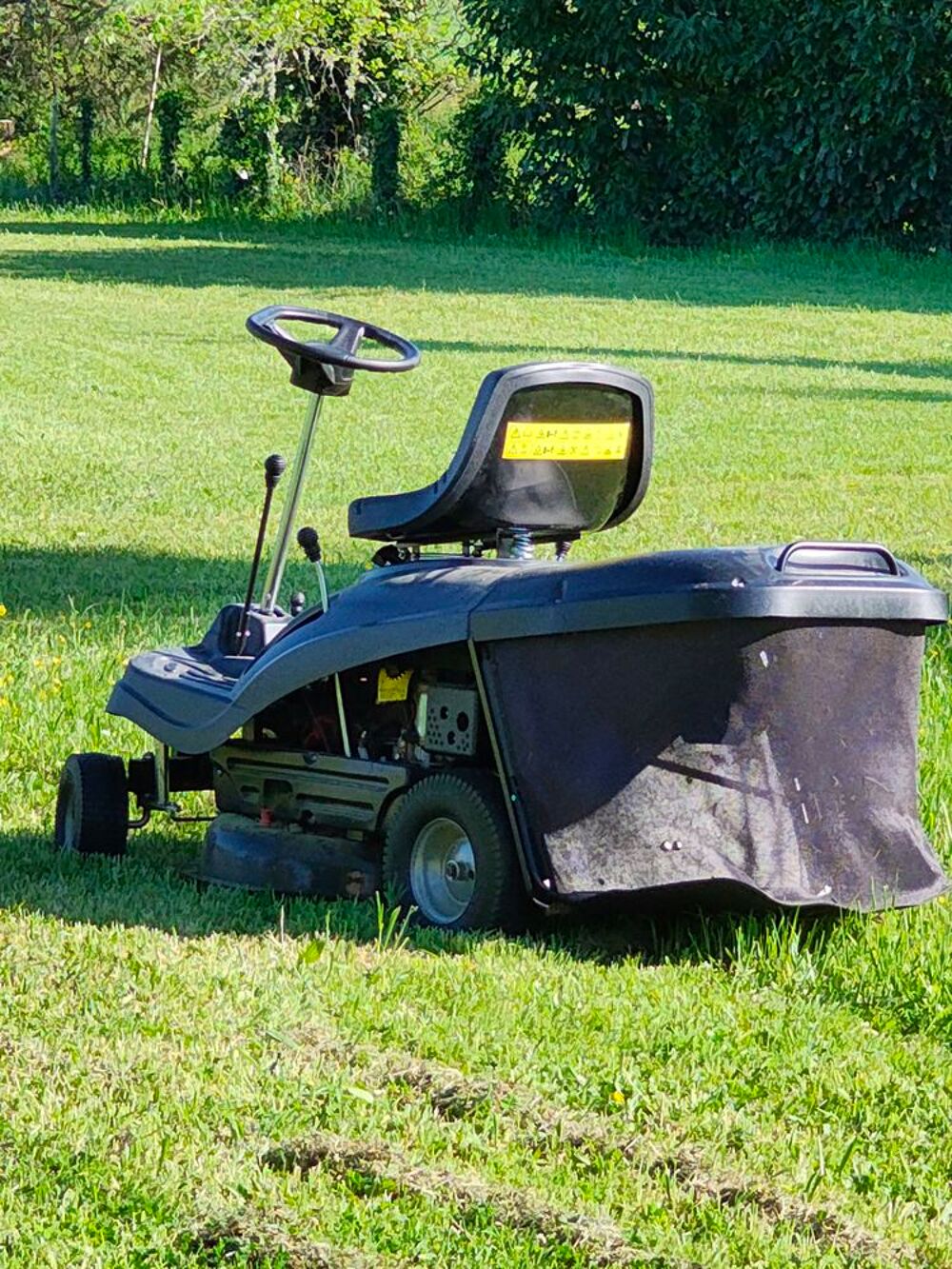 tondeuse autoport&eacute;e de mai 2025 avec facture. Jardin