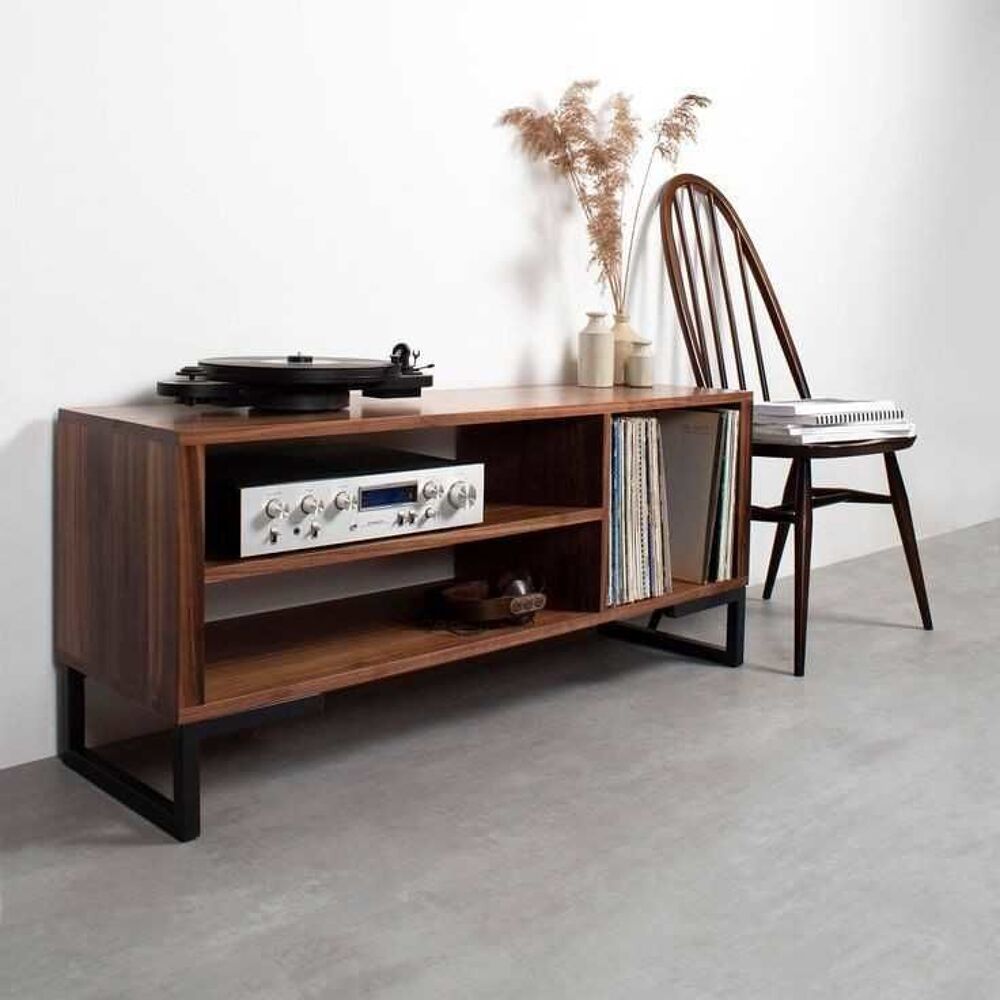 Noyer noir sur fond minimaliste <
jambes adratiques. Meubles