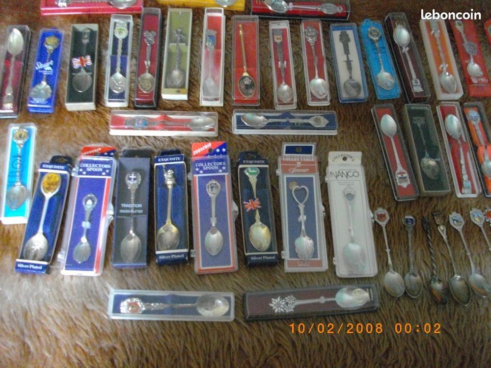 Lot de 49 petites cuill&egrave;res de collection 