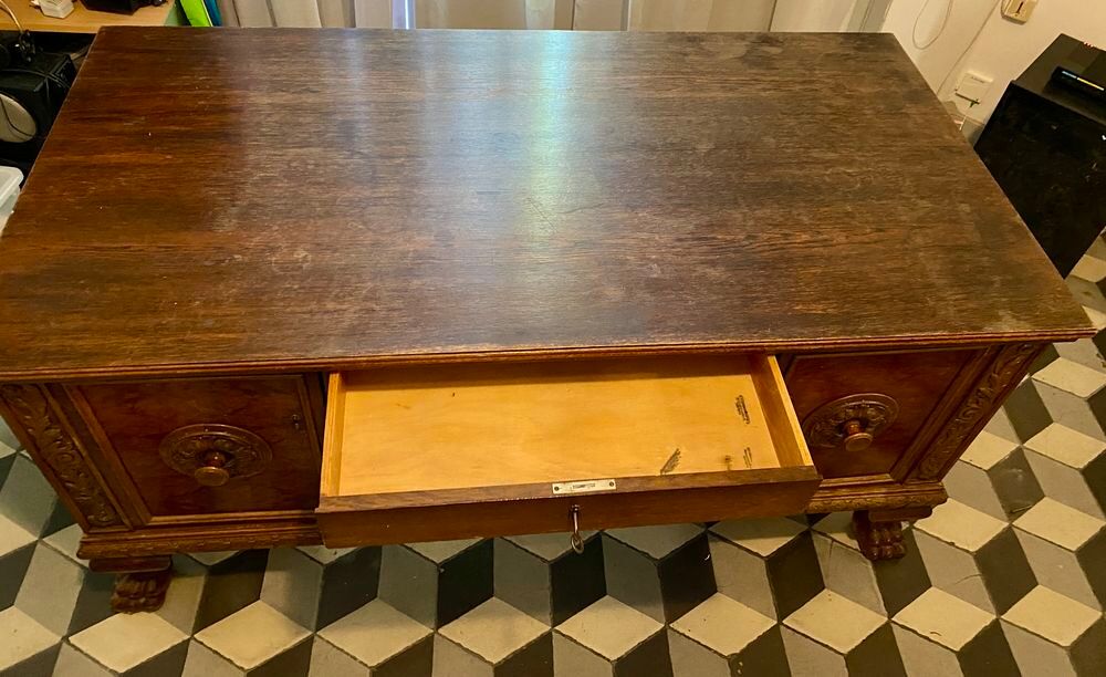 table bureau ancienne en bois avec d&eacute;corations Meubles