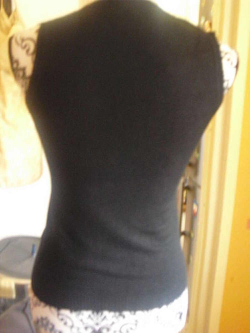 pull noir sans manches d&eacute;cor&eacute;s boutons NEUF TAILLE 1 Vêtements