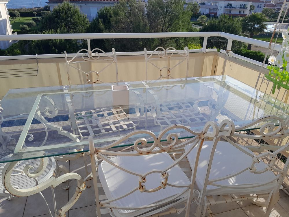 Table en fer forg&eacute; avec 6 chaises Meubles