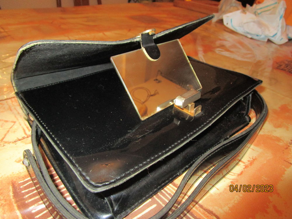 sac &agrave; main vernis noir vintage Maroquinerie