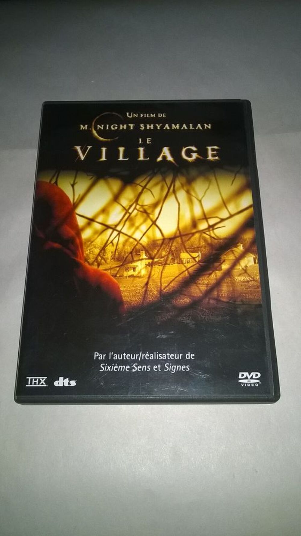 DVD Le Village
2005
Excellent etat
En Fran&ccedil;ais
A la fin DVD et blu-ray