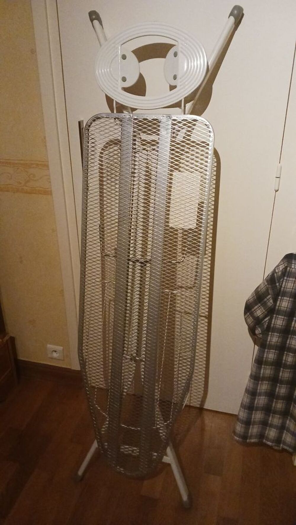 Table &agrave; repasser r&eacute;glable &agrave; 10€ Electroménager