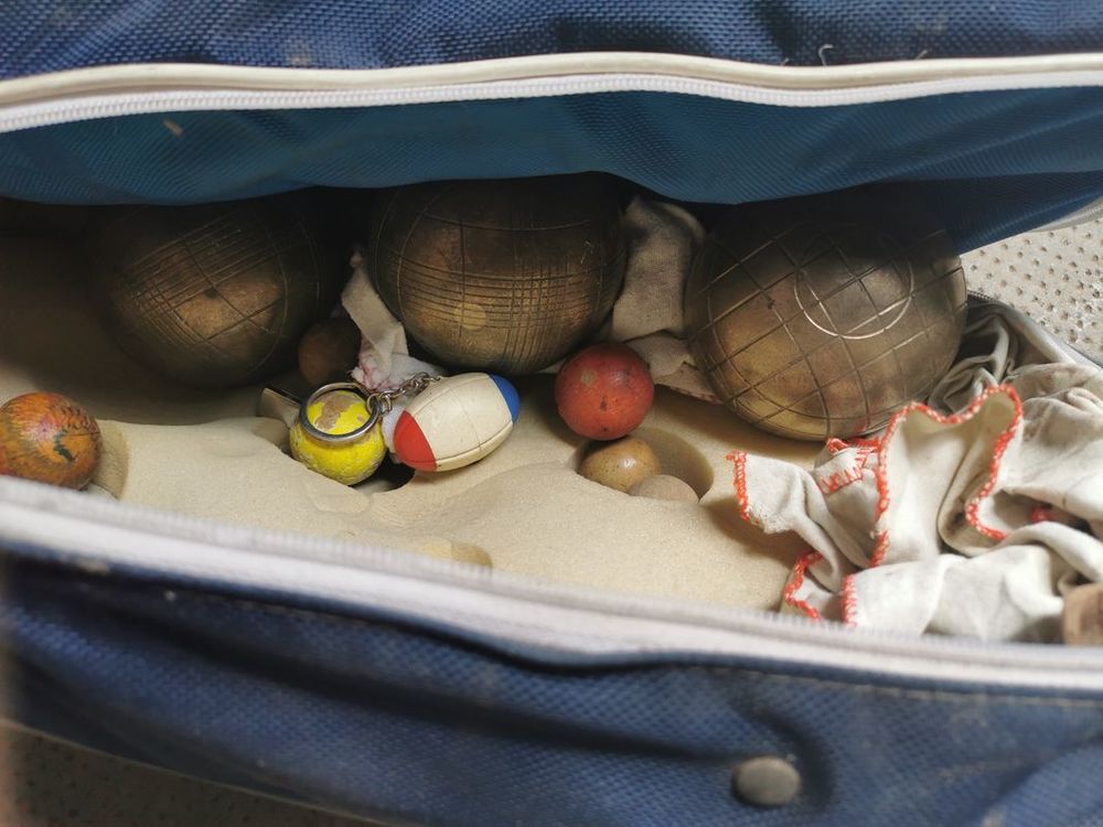 11 Boules lyonnaises anciennes avec housse et cochonnets Sports