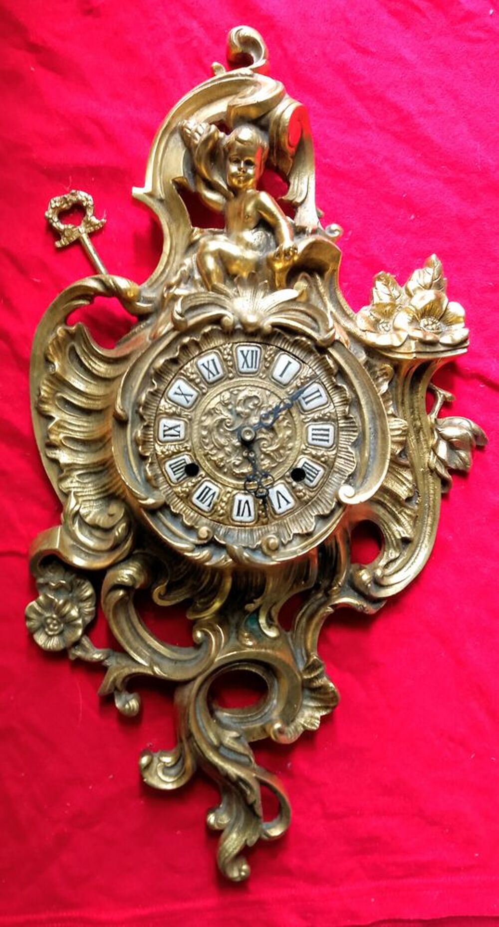 Ancienne jolie horloge cartel mural en bronze Bijoux et montres