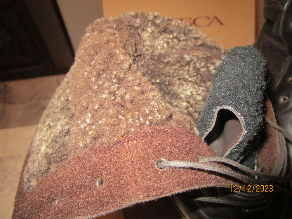une paire de bottines en cuir et mouton Chaussures