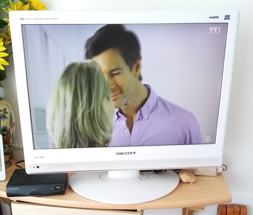 T&eacute;l&eacute;viseur LCD Scott 22'' TVX 220 avec adaptateur TNT Photos/Video/TV