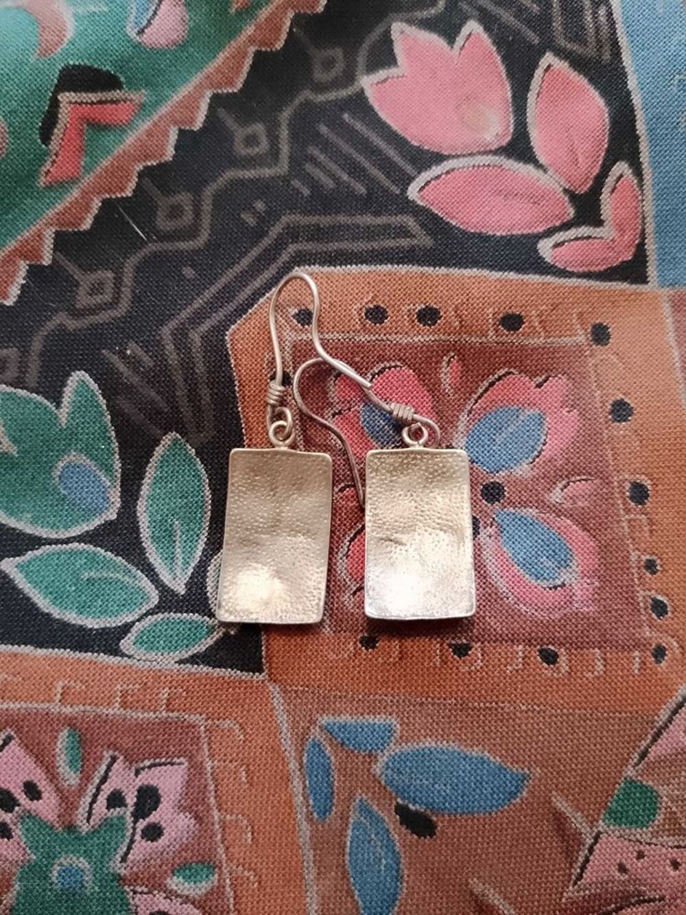boucles d'oreilles rouges/noires sur m&eacute;tal argent&eacute;. Bijoux et montres