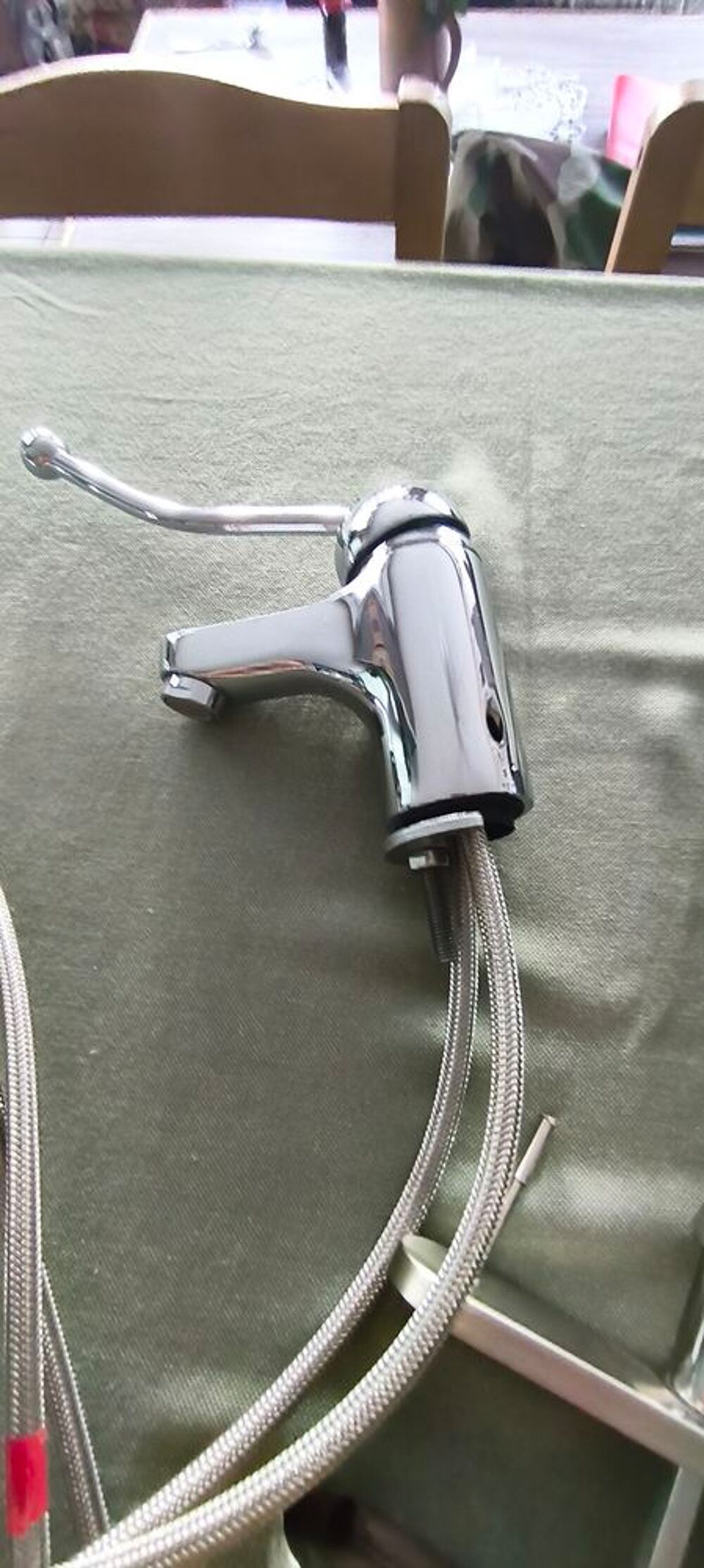  Deux mitigeurs pour &eacute;vier et un pour lavabo Bricolage