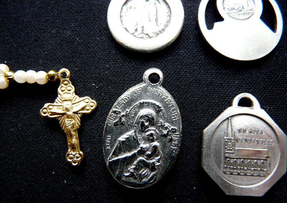 Lot de 16 M&eacute;dailles diverses et Pendentifs religieux - Vinta Bijoux et montres