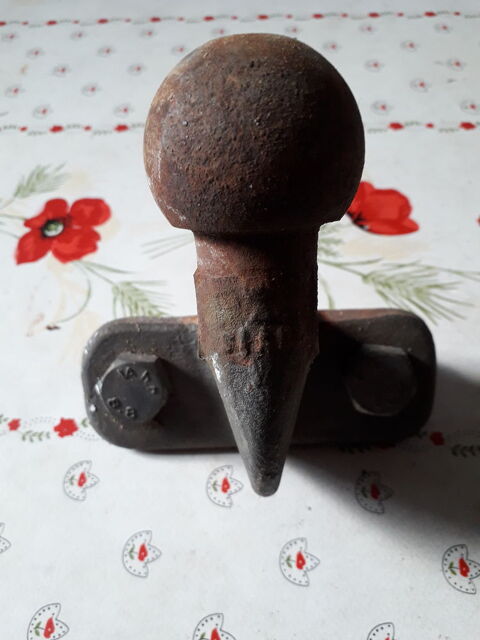 BOULE AVEC SOCLE  D''ATTELAGARDE. POUR VOITURE. 3 Frvent (62)