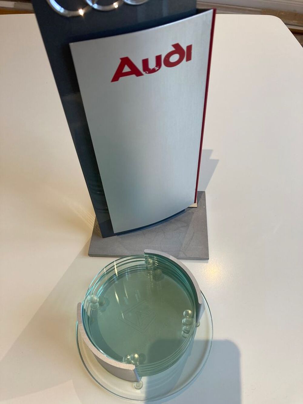 console avec sous verres Audi constructeur Prestige auto 