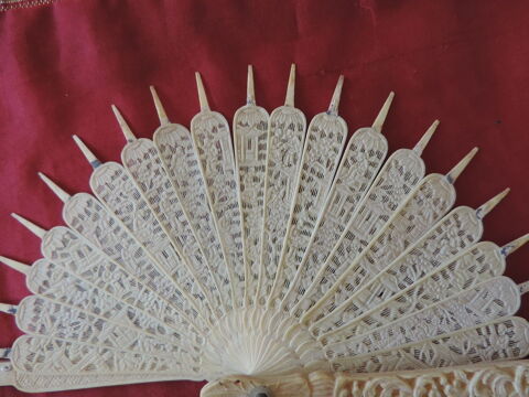 Eventail ancien structure enti�rement sculpt�e Asie 850 Roquefort-les-Pins (06)