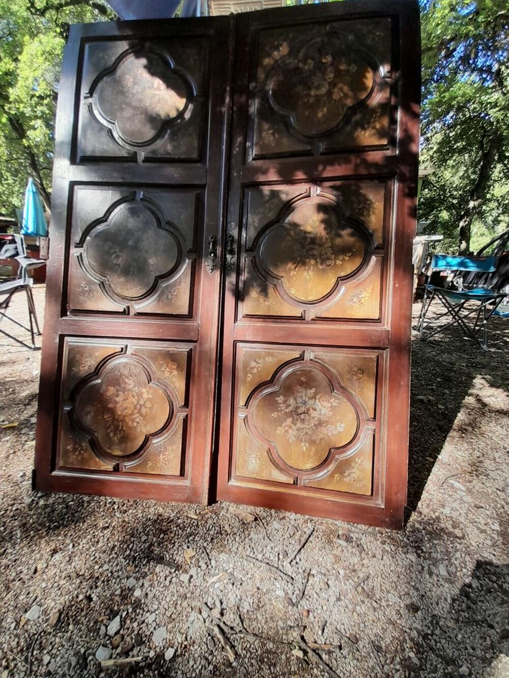 Porte de placard en bois sculpt&eacute;es. Meubles