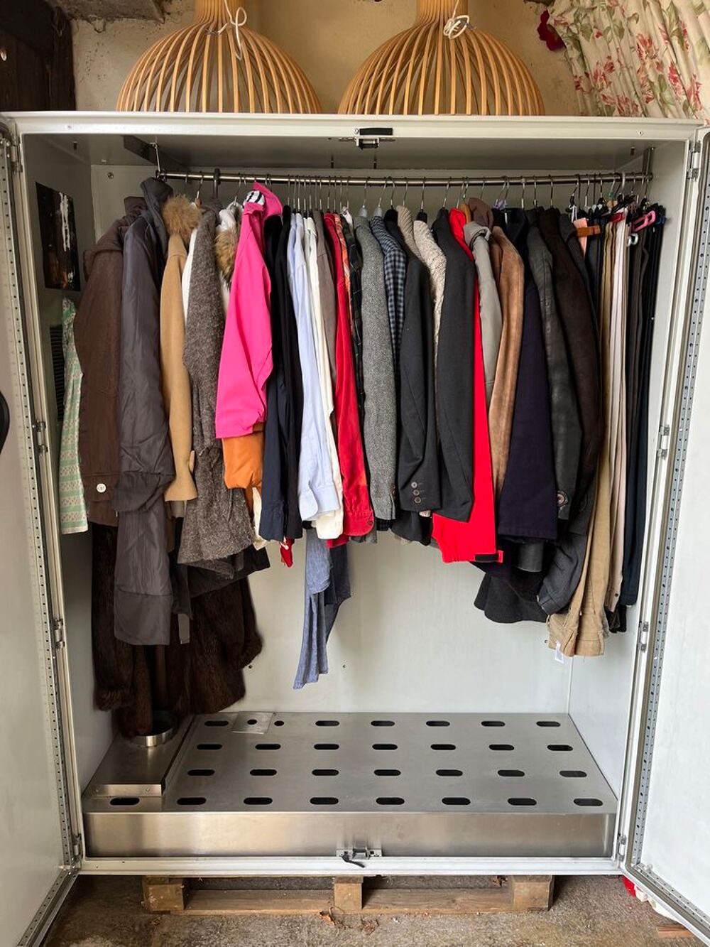 Grande armoire penderie ou &eacute;tag&egrave;res,m&eacute;tallique, renforc&eacute;e. Bricolage