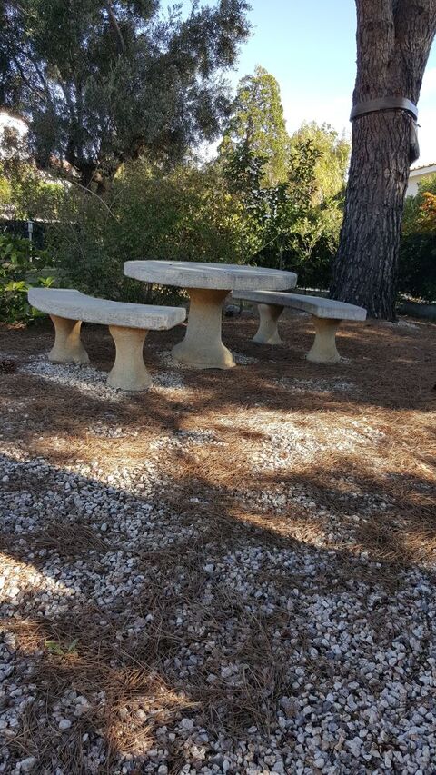 Table ronde jardin en pierre et ses 2 bancs 100 Perpignan (66)