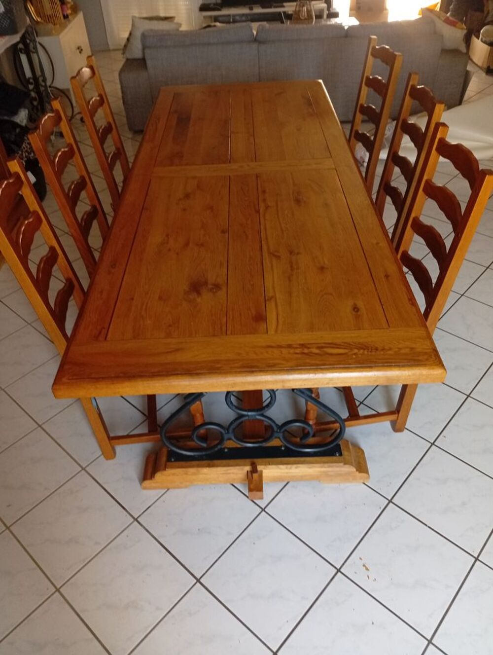 Buffet vaisselier et table et 6 chaises Meubles