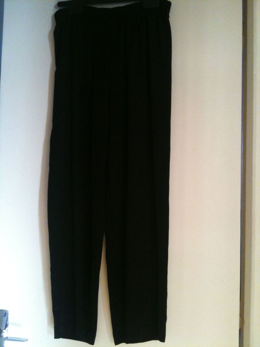 Pantalon noir. Vêtements