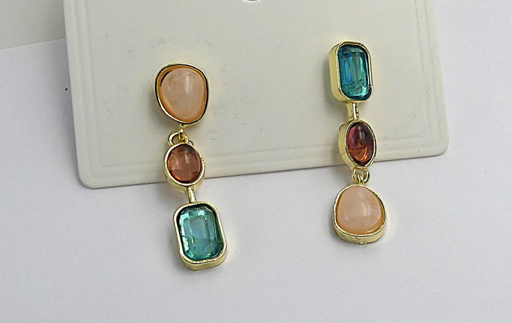 Boucles d'oreilles m&eacute;tal dor&eacute; et r&eacute;sine, asym&eacute;triques Bijoux et montres