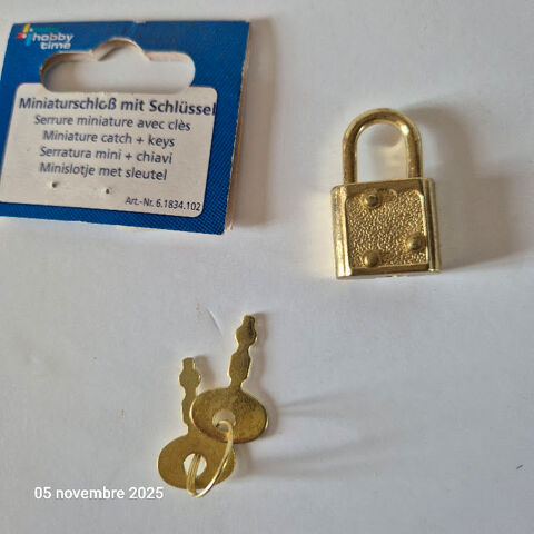 Accessoires deco pour vêtements ou pour fermer un carnet sec 2 Saumur (49)