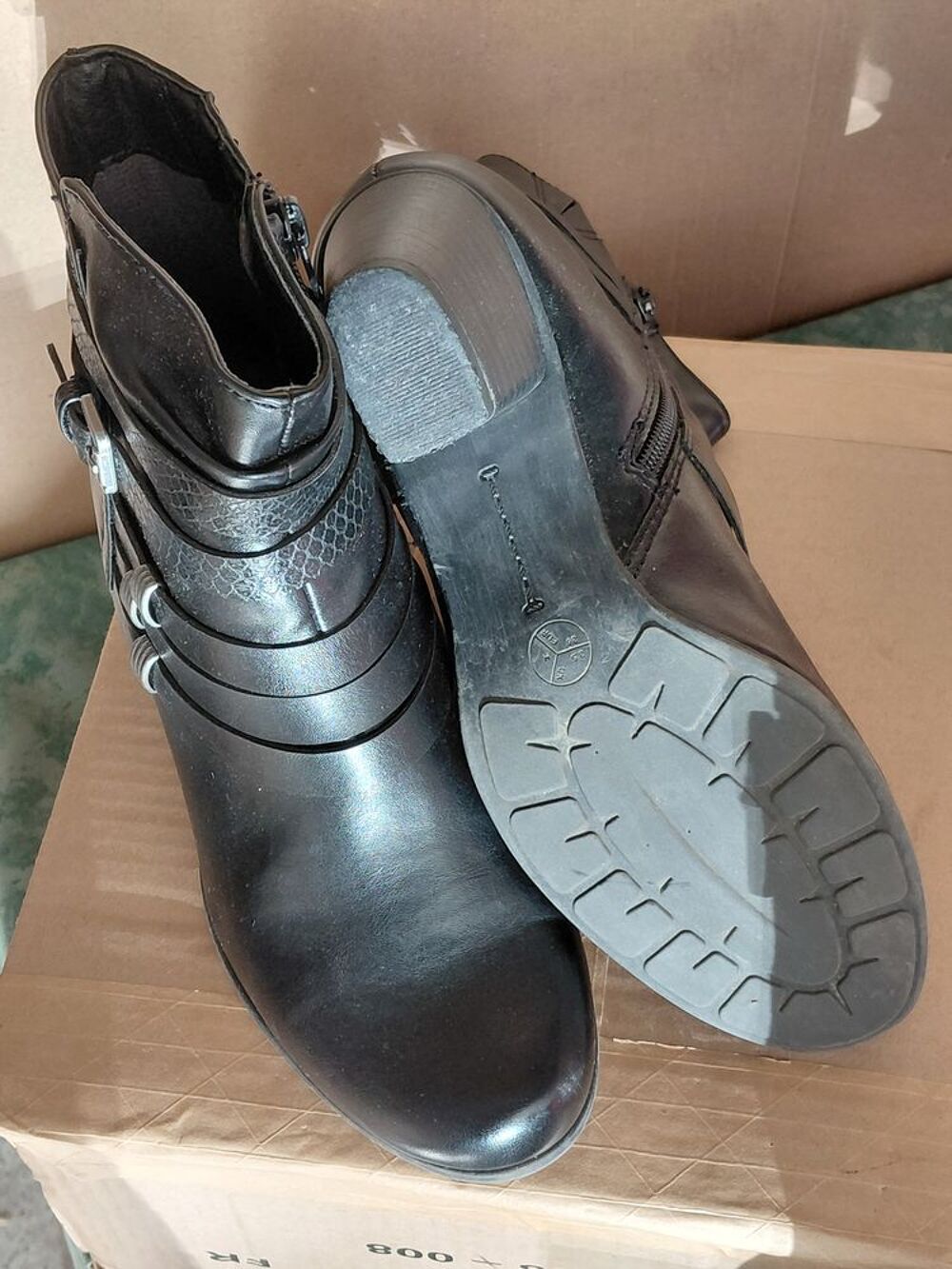 Differentes chaussures , femles- enfants et hommes. Chaussures