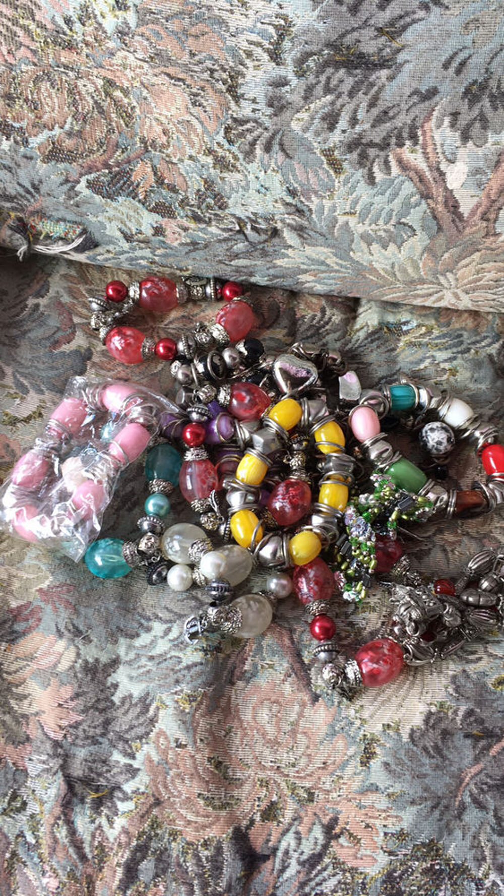 Lots de bijoux fantaisie colliers bracelets boucles oreilles Bijoux et montres