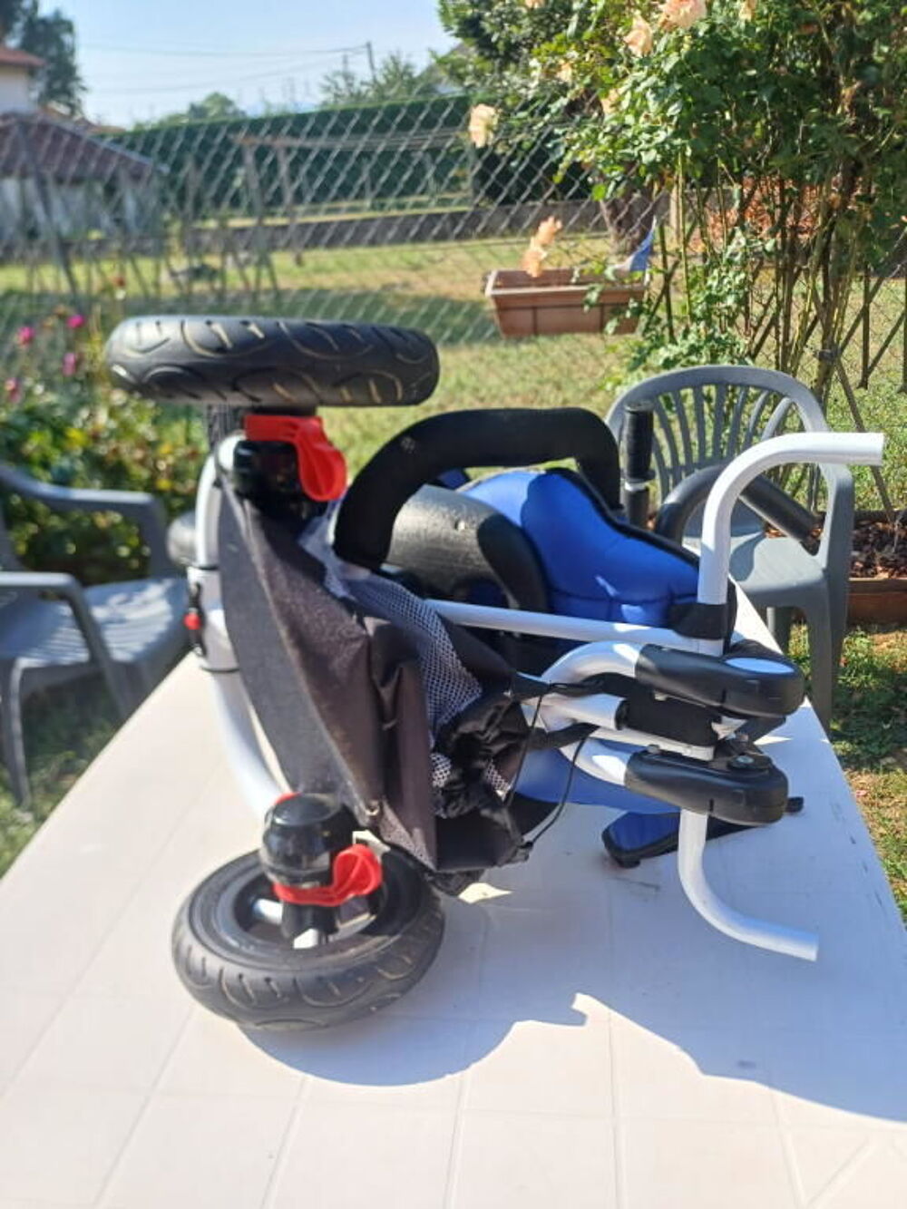 Tricycle enfant bleu avec harnais Vélos
