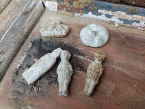 Lot de 5 Fèves Anciennes 
0 Loches (37)