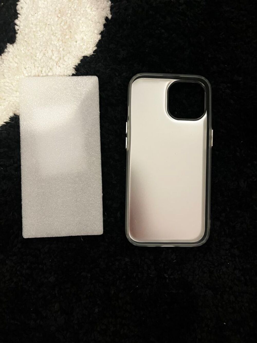 Coque The Kooples pour iPhone 15 €" neuve, jamais utilis&eacute;e &eth;Ÿ"&plusmn;oe&uml; Accessoires
