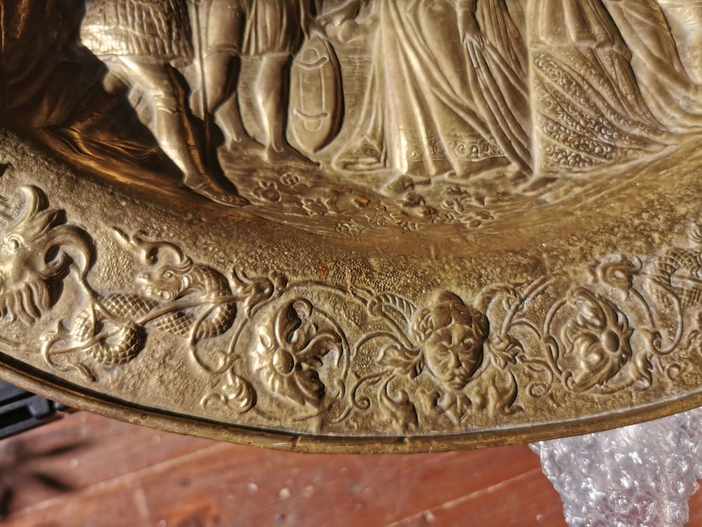Plat en cuivre repouss&eacute; Décoration