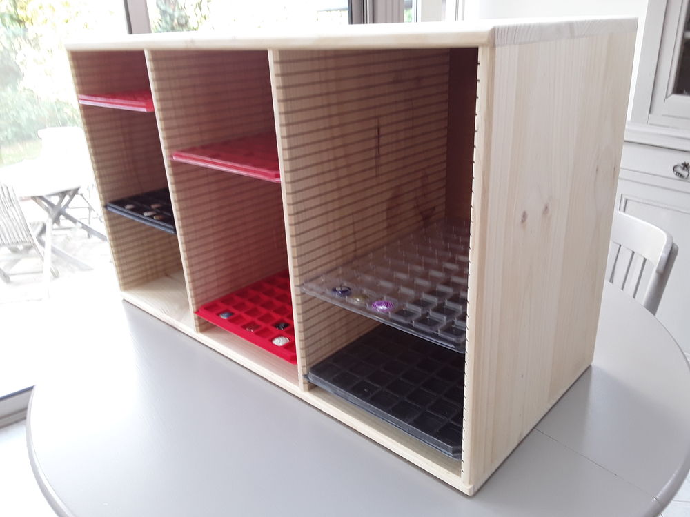 Meuble de rangement capsules de champagne 